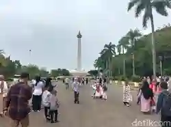 H+2 Lebaran, Meskipun Masih Sore, Monas Tetap Ramai Dikunjungi